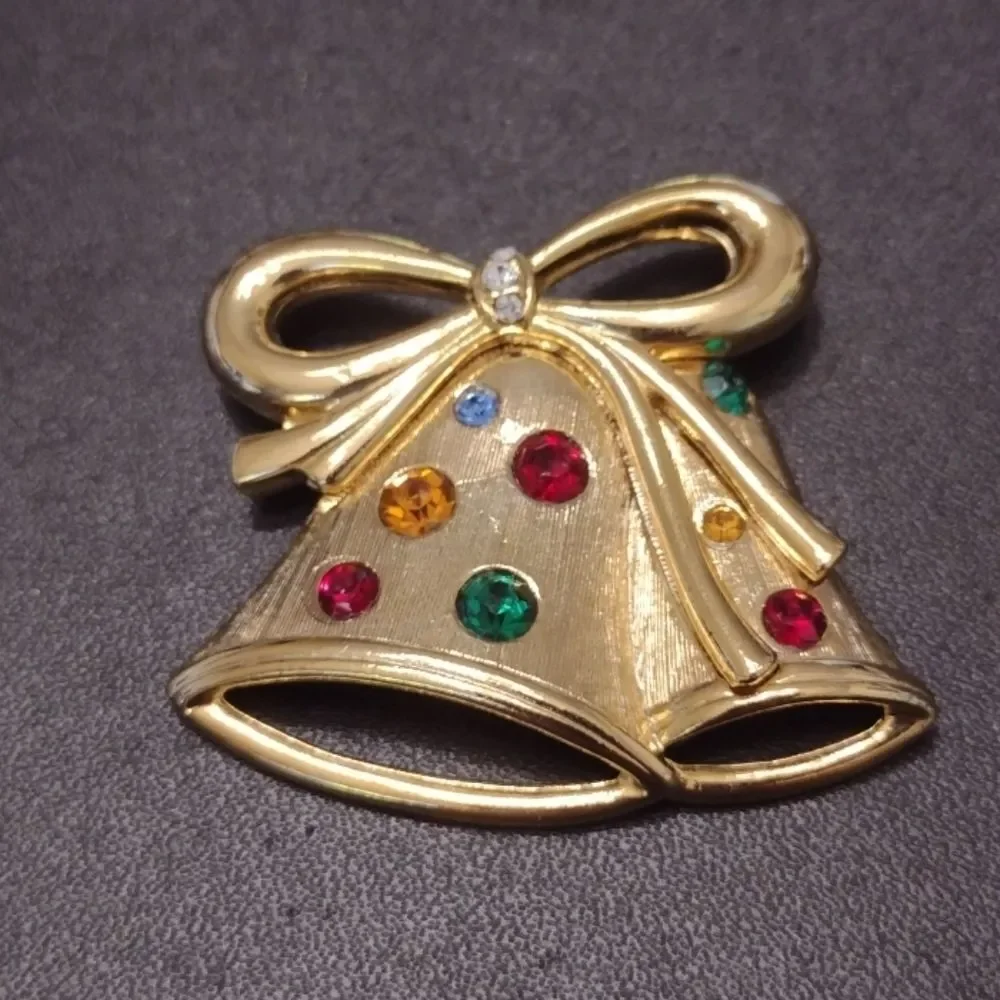 Vintage gold tone bell brooch